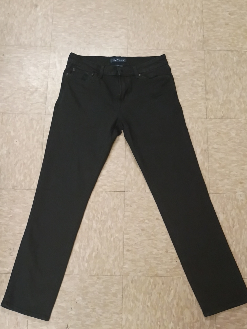 Aeropostale men's Black Straight Leg Skinny Jeans 30/32 Never Worn.